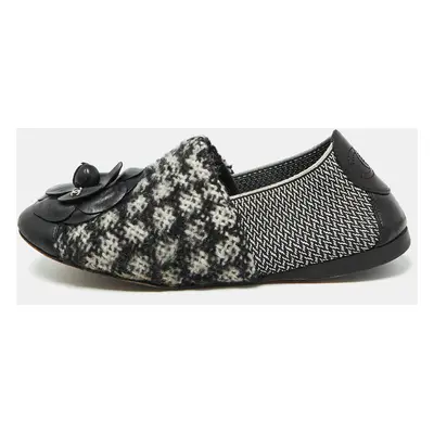 Chanel Black/White Tweed Fabric and Leather Camellia Loafers Size