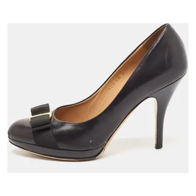 Salvatore Ferragamo Black Leather Vara Bow Pumps Size 38.5