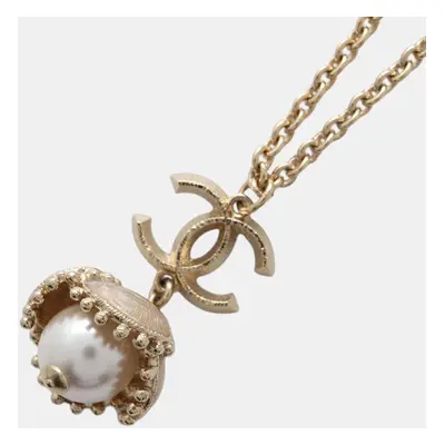 Chanel Gold Plated/Faux Pearl Cc Logo Flower Necklace