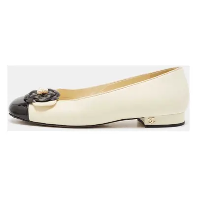 Chanel Beige/Black Leather Faux Pearl Camelia Ballet Flats Size