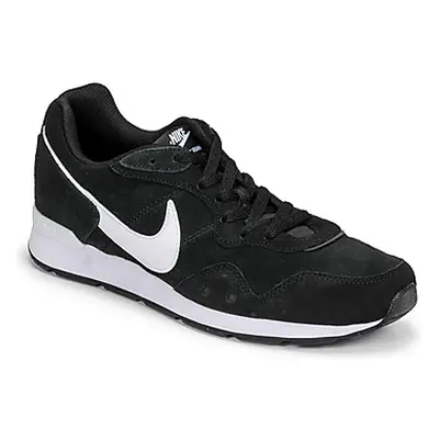 Nike VENTURE RUNNER SUEDE men's Shoes (Trainers) in Black