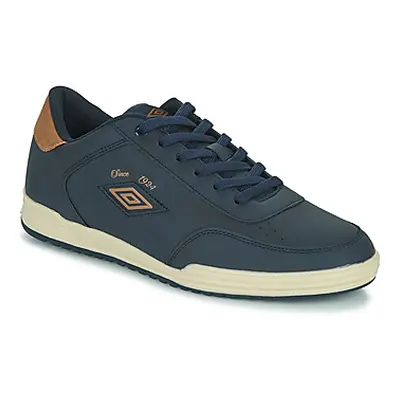 Umbro UM IPAM NET men's Shoes (Trainers) in Marine