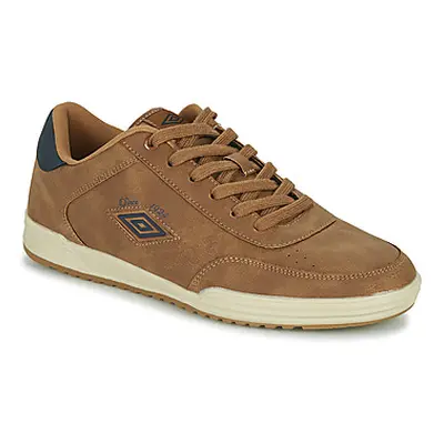 Umbro UM IPAM NET men's Shoes (Trainers) in Brown