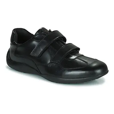 Clarks KONRAD EASE men's Shoes (Trainers) in Black