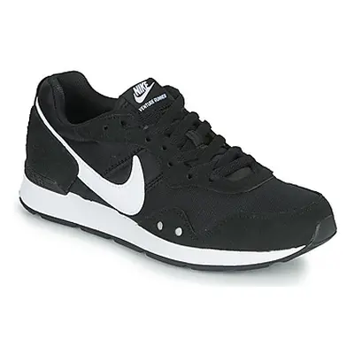 Nike VENTURE RUNNER women's Shoes (Trainers) in Black