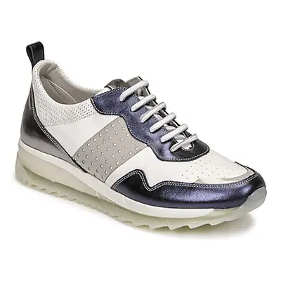 Dorking VIP women's Shoes (Trainers) in White