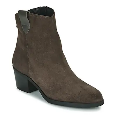 Betty London BIOUTI women's Low Ankle Boots in Brown