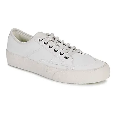 Globe SURPLUS men's Shoes (Trainers) in White