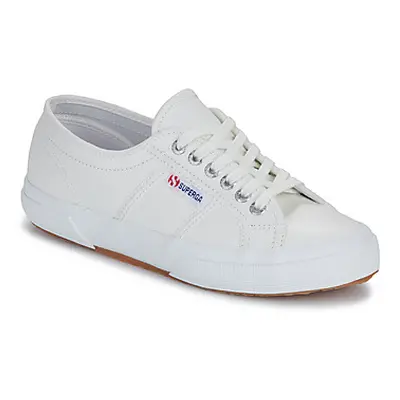 Superga 2750 CUIR women's Shoes (Trainers) in White