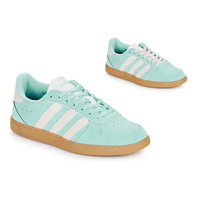 Adidas BREAKNET SLEEK SUEDE women's Shoes (Trainers) in Blue