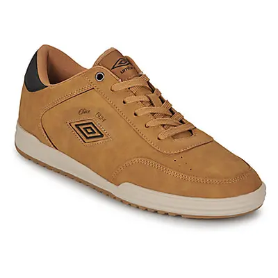 Umbro UM IPAM men's Shoes (Trainers) in Brown