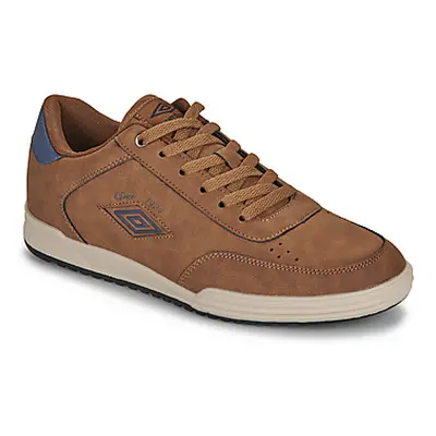 Umbro UM IPAM men's Shoes (Trainers) in Brown