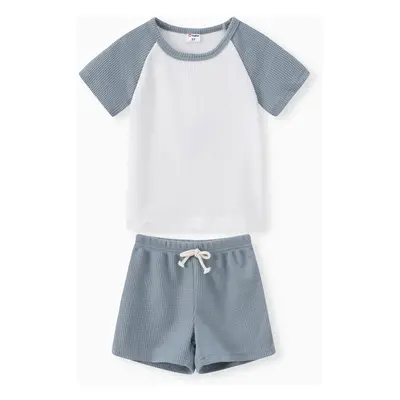 2-piece Toddler Boy Waffle Colorblock Raglan Sleeve Tee and Solid Color Shorts Set