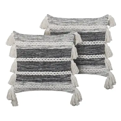 Set of Cotton Cushions with Tassels x cm Black and White ROCHEA