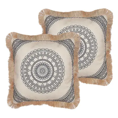 Set of Fringed Cushions x cm Beige and Black GERANIUM