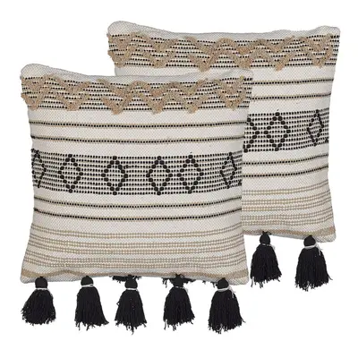 Set of Cotton Cushions Geometric Pattern with Tassels x cm Beige and Black SAMBUCUS