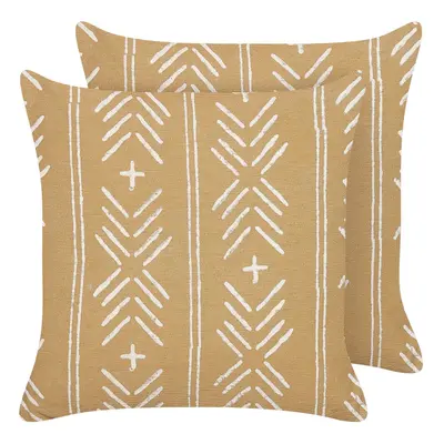 Set of Cotton Cushions Geometric Pattern x cm Beige and White BANYAN