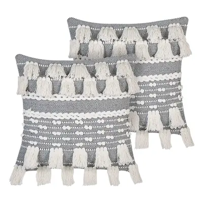 Set of Cotton Cushions with Tassels x cm White and Grey BRAHEA