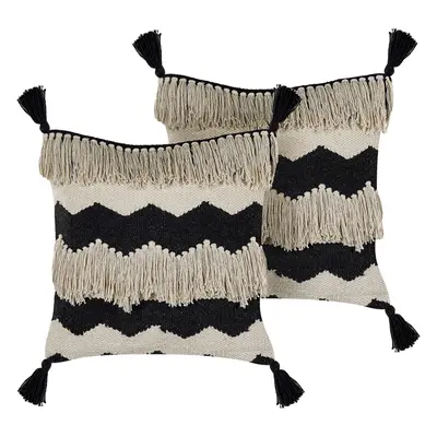 Set of Cotton Cushions Geometric Pattern with Tassels x cm Beige and Black HYDRANGEA