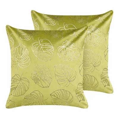 Set of Velvet Cushions Leaf Pattern x cm Light Green MONSTERA