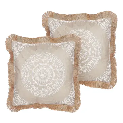 Set of Fringed Cushions x cm Beige and White GERANIUM