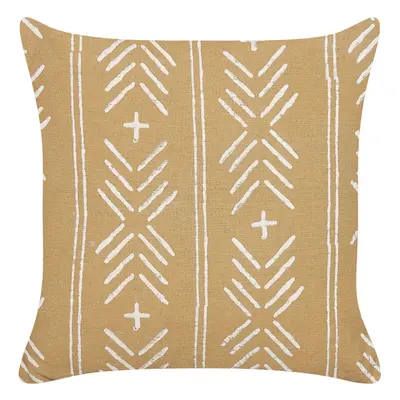 Cotton Cushion Geometric Pattern x cm Beige and White BANYAN