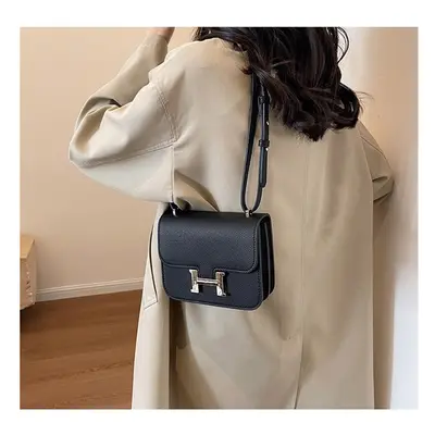 (Black) Lychee pattern H buckle light luxury shoulder crossbody bag