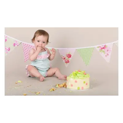 Birthday cake smash photoshoot for babies; valid for children aged 1 or 2