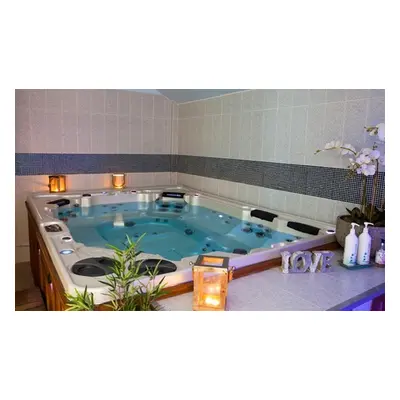 Tues-Fri, Serenity Escape Spa Package With Cream Tea & Fizz for 4 People